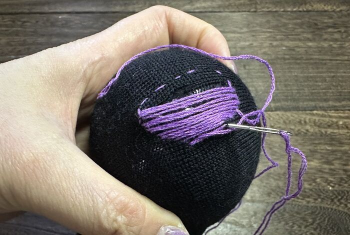 穴あきセーター、捨てないで！まさかの〈ガチャガチャ〉で直すおしゃれ補修術に挑戦してみた♪