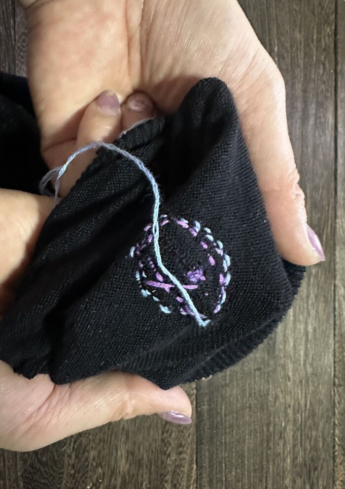 穴あきセーター、捨てないで！まさかの〈ガチャガチャ〉で直すおしゃれ補修術に挑戦してみた♪