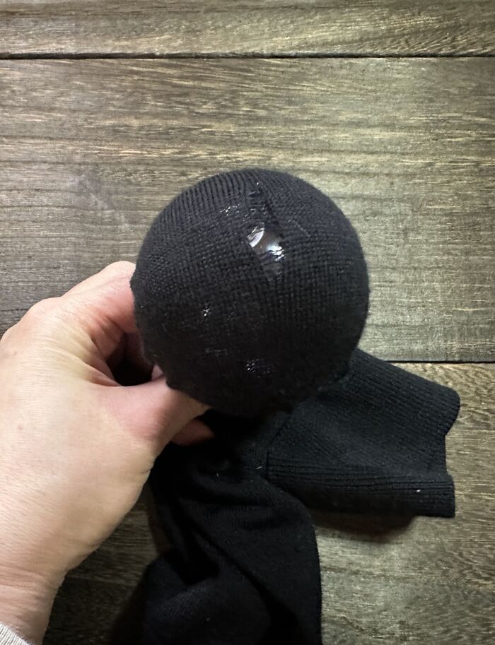 穴あきセーター、捨てないで！まさかの〈ガチャガチャ〉で直すおしゃれ補修術に挑戦してみた♪