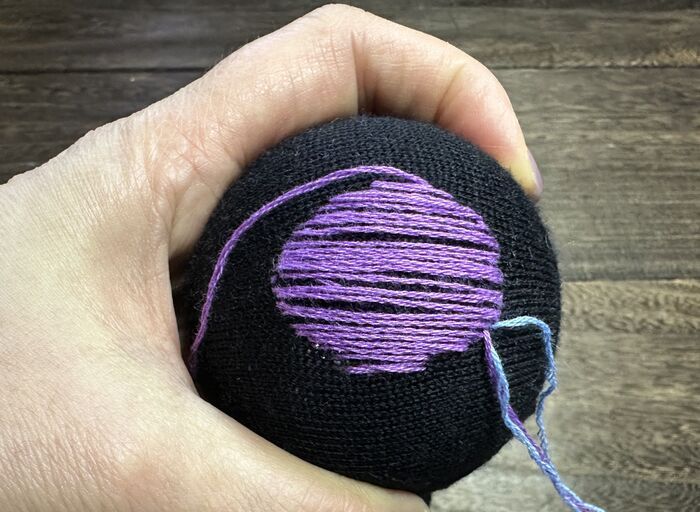 穴あきセーター、捨てないで！まさかの〈ガチャガチャ〉で直すおしゃれ補修術に挑戦してみた♪