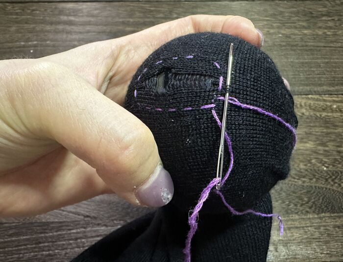 穴あきセーター、捨てないで！まさかの〈ガチャガチャ〉で直すおしゃれ補修術に挑戦してみた♪