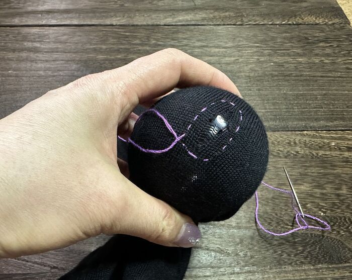 穴あきセーター、捨てないで！まさかの〈ガチャガチャ〉で直すおしゃれ補修術に挑戦してみた♪