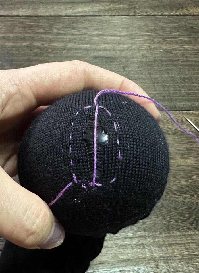 穴あきセーター、捨てないで！まさかの〈ガチャガチャ〉で直すおしゃれ補修術に挑戦してみた♪