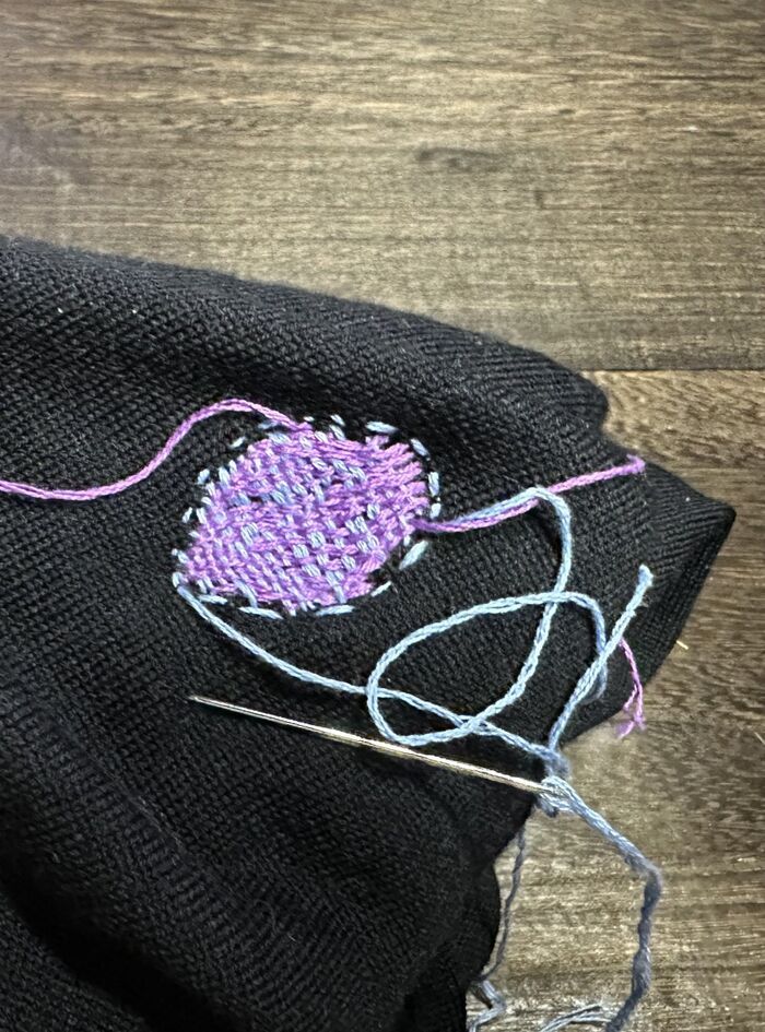 穴あきセーター、捨てないで！まさかの〈ガチャガチャ〉で直すおしゃれ補修術に挑戦してみた♪