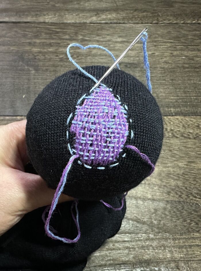 穴あきセーター、捨てないで！まさかの〈ガチャガチャ〉で直すおしゃれ補修術に挑戦してみた♪