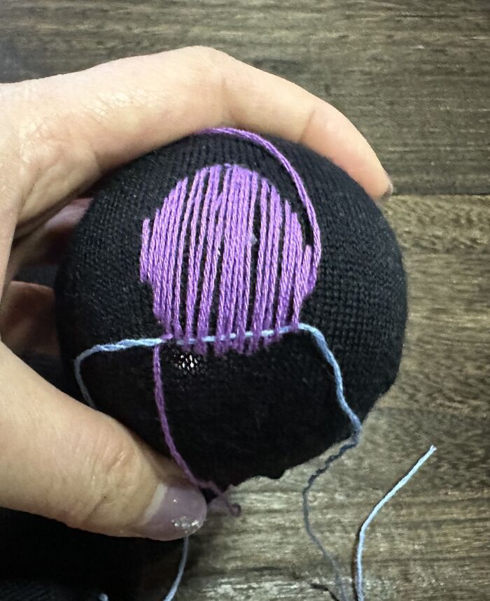 穴あきセーター、捨てないで！まさかの〈ガチャガチャ〉で直すおしゃれ補修術に挑戦してみた♪