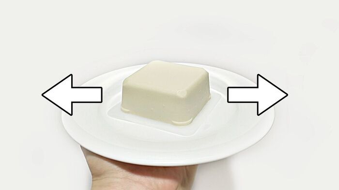 『パック豆腐』を崩さずツルンと取り出せるカンタン裏ワザ。次からゼッタイこれやる！！