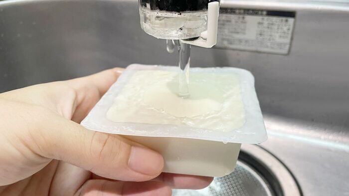 『パック豆腐』を崩さずツルンと取り出せるカンタン裏ワザ。次からゼッタイこれやる！！