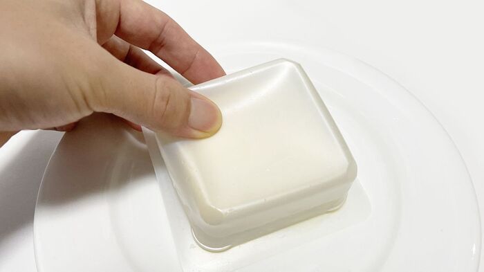『パック豆腐』を崩さずツルンと取り出せるカンタン裏ワザ。次からゼッタイこれやる！！