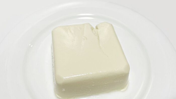 『パック豆腐』を崩さずツルンと取り出せるカンタン裏ワザ。次からゼッタイこれやる！！