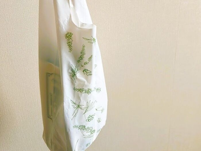 【ダイソー】穴が空いたビニール袋！？買い物用でもゴミ捨て用でもなく、実はキッチンで大活躍でした♪