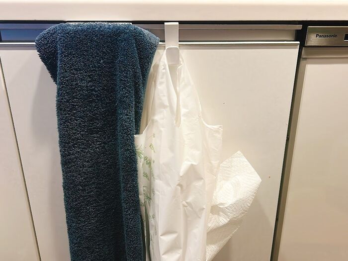 【ダイソー】穴が空いたビニール袋！？買い物用でもゴミ捨て用でもなく、実はキッチンで大活躍でした♪