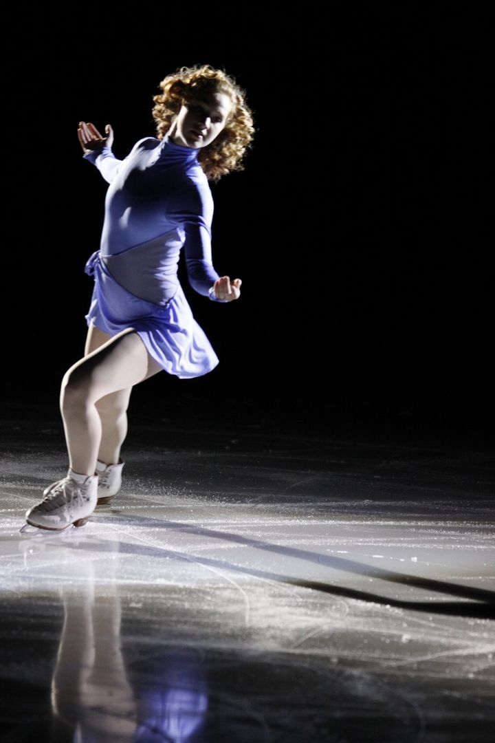 フィギュアスケートのシーンでは3回転ジャンプも披露。『アイス・キャッスル 氷上のヒロイン』© 2010 Stage 6 Films, Inc. All Rights Reserved.