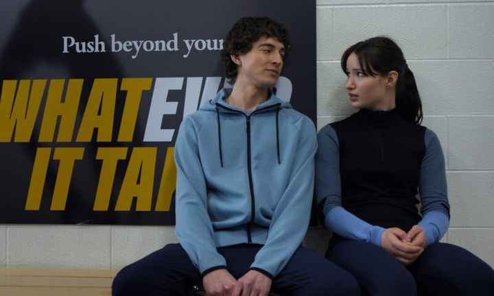 キャストは、マデリン・キーズ、ケイル・アンブロジック、オリー・アトキンスほか。Netflixシリーズ『氷上に咲け』独占配信中