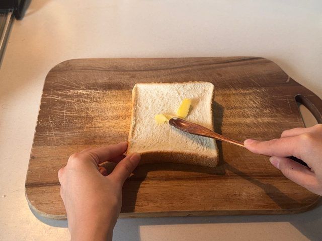 食パンにバターを塗る