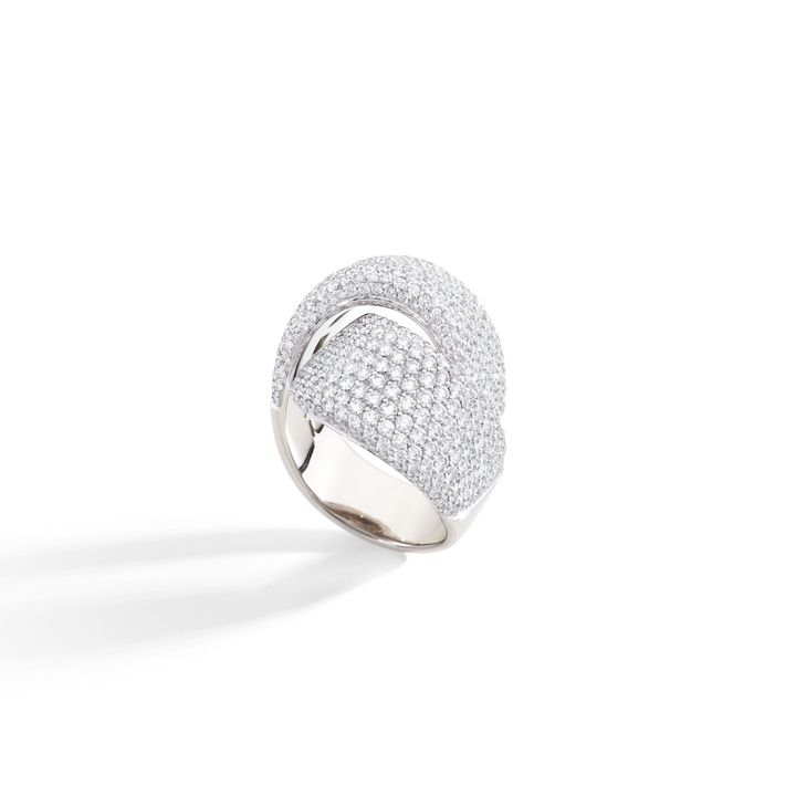 アブラッチオ リング（18K ホワイトゴールド、ダイヤモンド）￥7,436,000／VHERNIER （リシュモン ジャパン〈ヴェルニエ〉03-4572-5340）※伊勢丹新宿店のみで展開