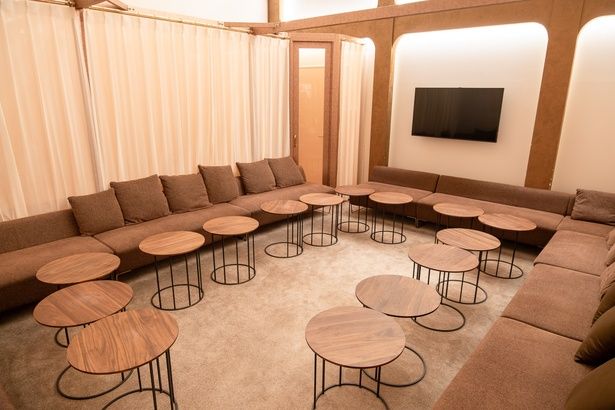 ビアストーミングルーム」の内部。ふかふかなソファでゆっくり「ヱビス ∞(インフィニティ)」が堪能できる