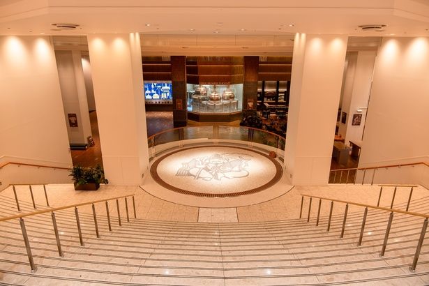 エントランスから階段を降りてYEBISU BREWERY TOKYOへ。モザイクアートのヱビスロゴがお出迎え