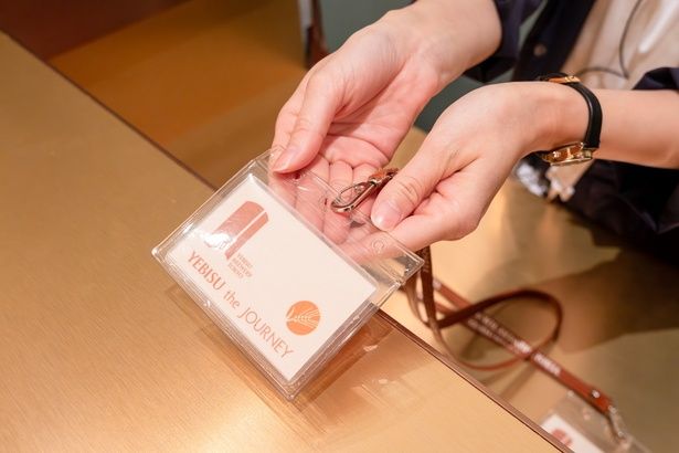 「YEBISU the JOURNEY」の参加者は、受付を済ませパスを受け取る