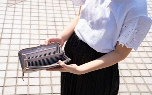財布が空になっているイメージ