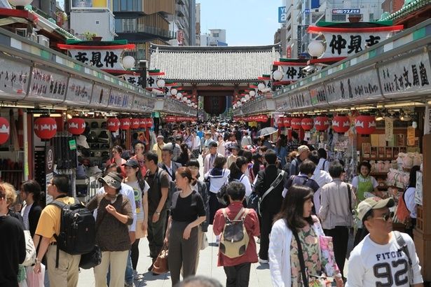 雷門をくぐると広がる仲見世の活気 画像提供：宗教法人浅草寺
