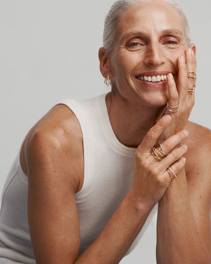 「エレメンツ フローティング ピアス」（YG×プラチナ×ダイヤモンド）￥341,000 ＊シングル販売 「エレメンツ フローティング リング」（YG×プラチナ×ダイヤモンド）各￥484,000〜￥506,000 ＊サイズで異なる