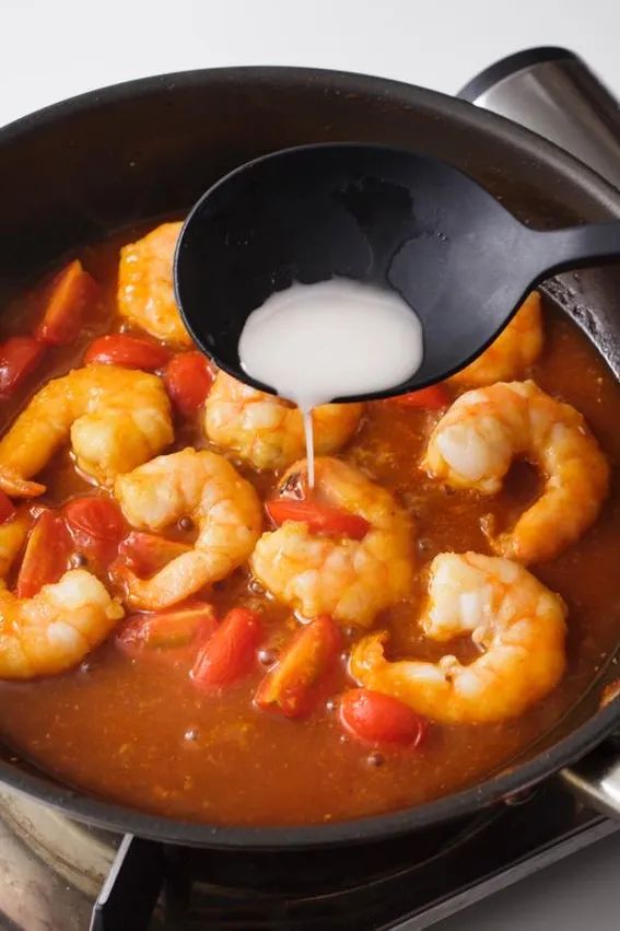 しいたけ、鶏肉を加え煮る