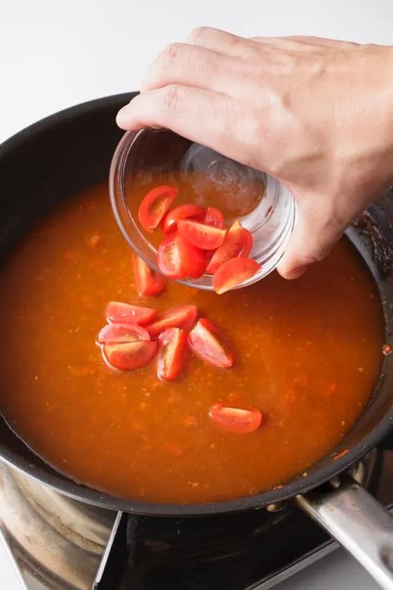 にんにく、トマト、豆板醤を入れる