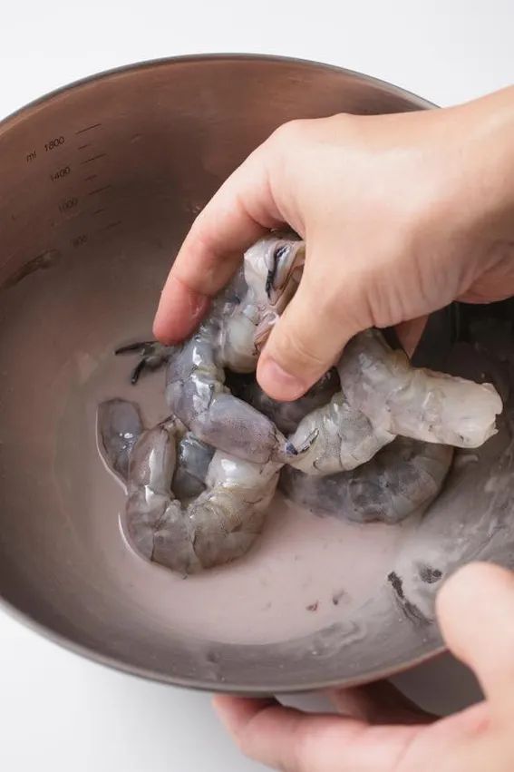 えびの下処理をする