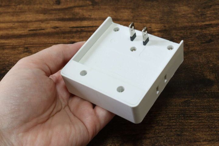 ダイソーの4個口スクエアタップの裏側