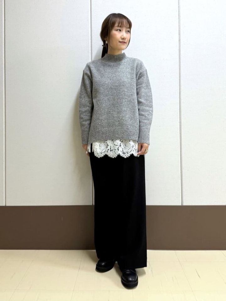 2026冬大人女性おすすめグレーニットモノトーンコーデ