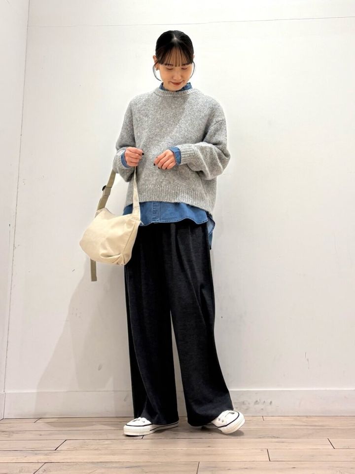 2026冬大人女性おすすめグレーニットレイヤードコーデ