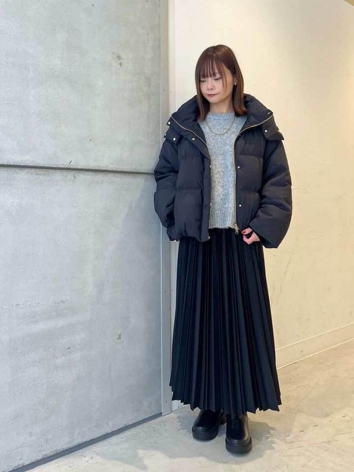 2026冬大人女性おすすめグレーニットきれいめプリーツスカートコーデ