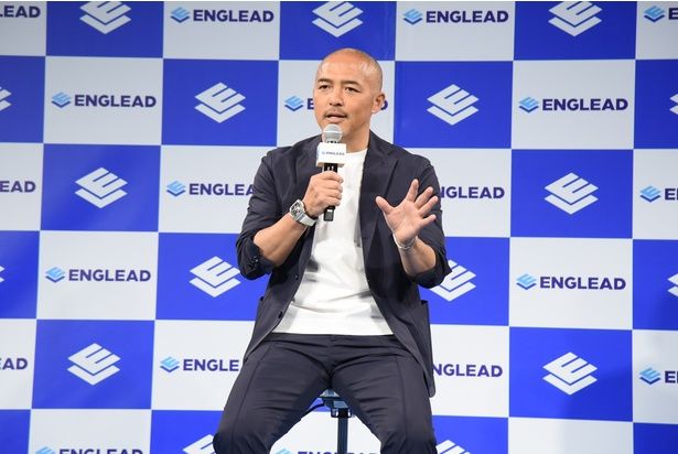 流暢な英語で「サッカーを始めたきっかけ」などを話す小野伸二さん 撮影：ソムタム田井