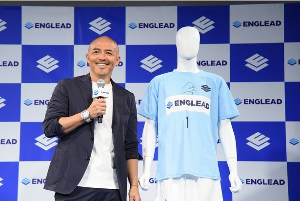 「イングリード」オリジナルのサッカーユニフォームにサインを書き込んだ小野伸二さん 撮影：ソムタム田井