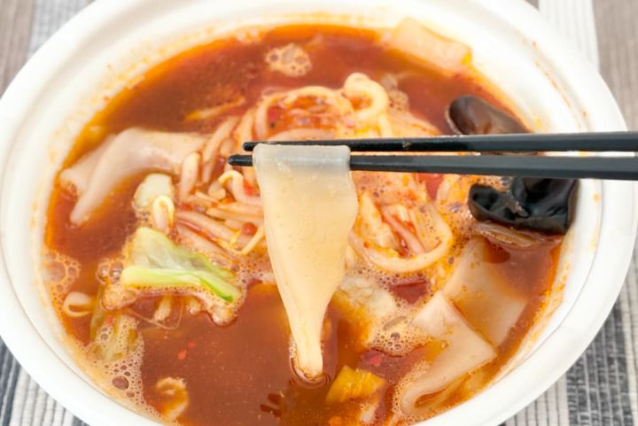 一口目から超辛い！でもクセになる！！【セブン】のしび辛麺を食べてみた