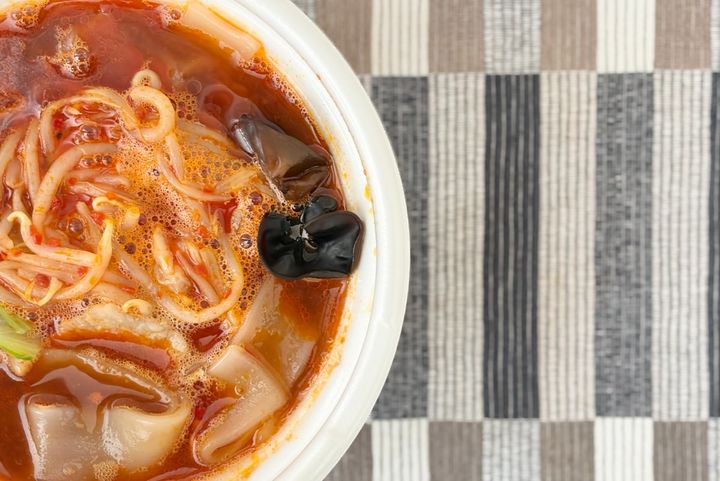 一口目から超辛い！でもクセになる！！【セブン】のしび辛麺を食べてみた