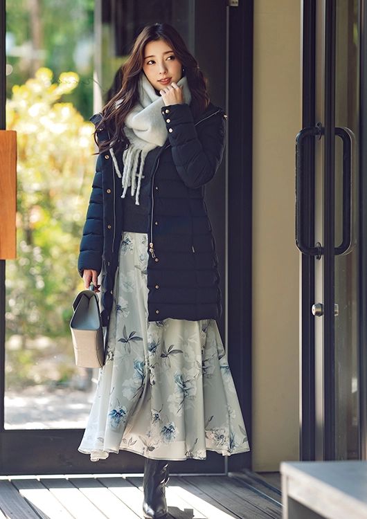 黒×グレーのシックな配色は花柄を足してリズミカルに