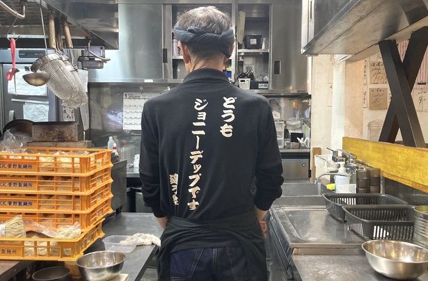 スタッフの背中にはあのギャグが！ケイティ・ペリーなど別バージョンもあるそう