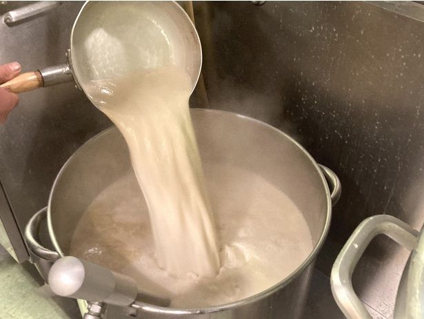 ラーメンのベースとなるスープは当日仕込む取り切り。フレッシュで嫌な濃さのない洗練された旨さが出ている