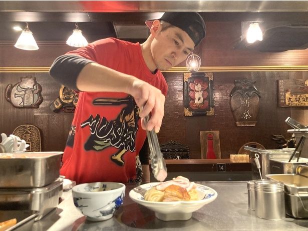 店長の斉藤さん「旨味濃厚なつけ汁は全4種類。“おかわり”もぜひ！」