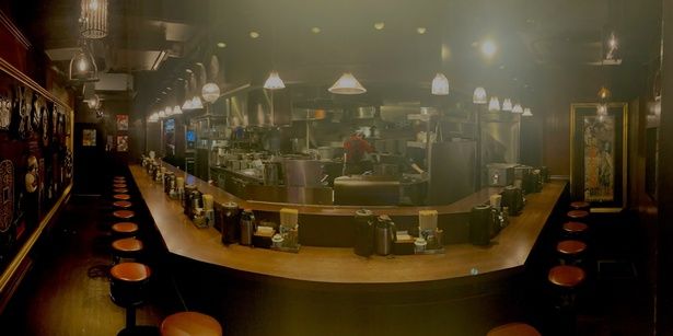 厨房を見渡せ、ライブ感も楽しめる。自家製の「生七味」など卓上の調味料で味変できる