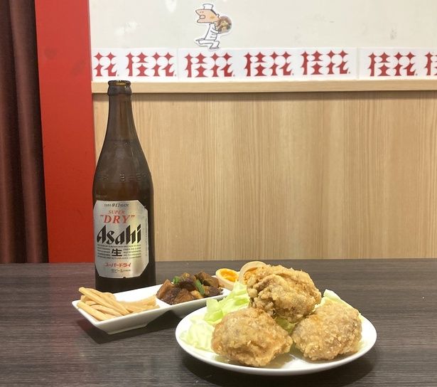 「ちょい飲みセット」(ビール+おつまみ3品1200円)、「拳骨唐揚げ」(3個690円)。酒飲み好みのちょうどいい濃い味！