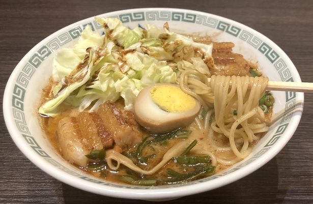 【写真】「太肉麺(ターローメン)」(1350円)。生キャベツなどの具材が入る一杯には、ミネラルをはじめとする五大栄養素が含まれる