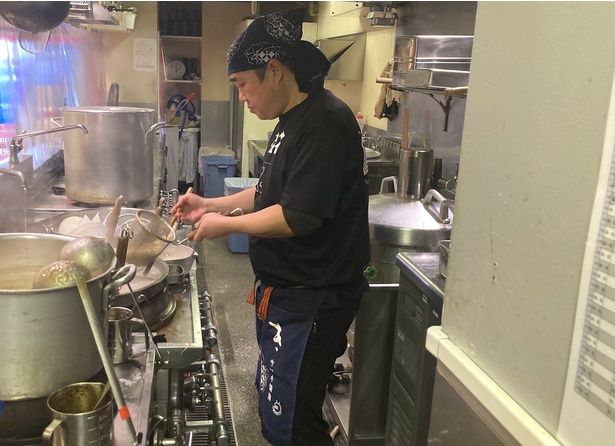 店長の黄(コウ)さん。ラーメンには塩ダレを合わせて、あっさりかつ動物系のスープの旨味を重視