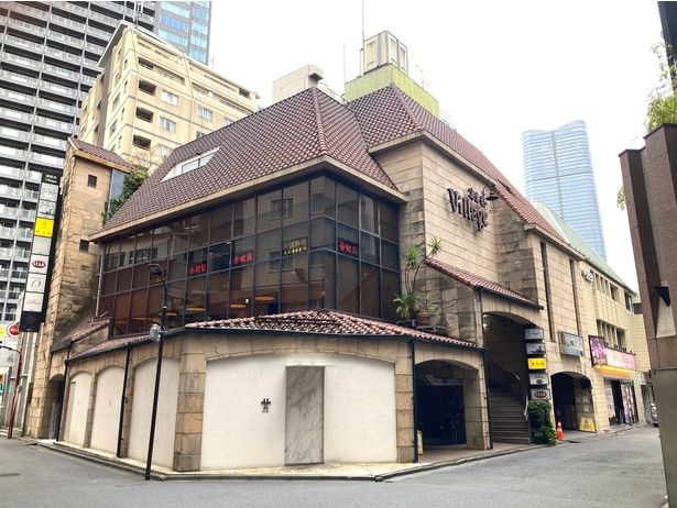 オフィスビルやレストラン、バーがひしめく“ザ・六本木”の街中で長年営業を続ける