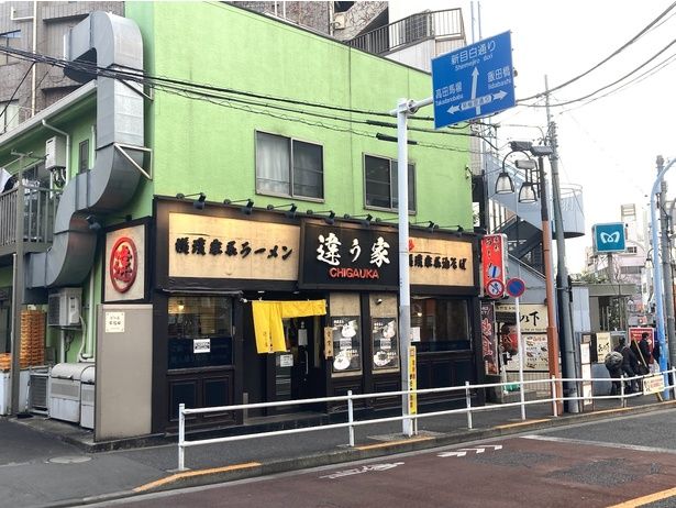 夏目坂通りの交差点近く。東西線早稲田駅も最寄り