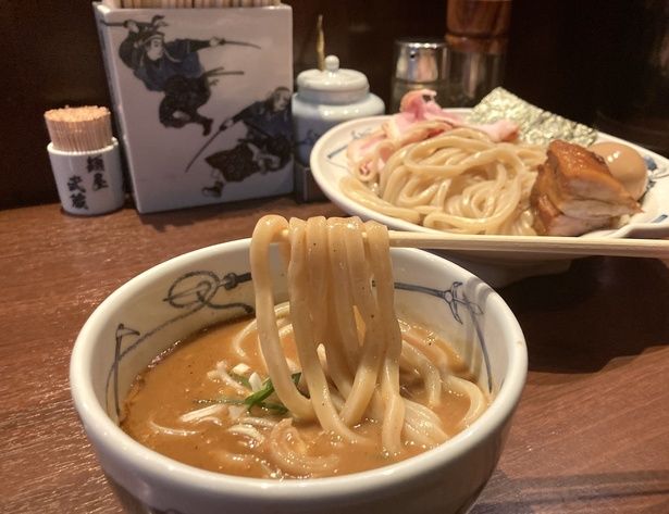 ホロホロと柔らかいチャーシューや半熟煮卵など、トッピングだけみてもクオリティの高さに驚く