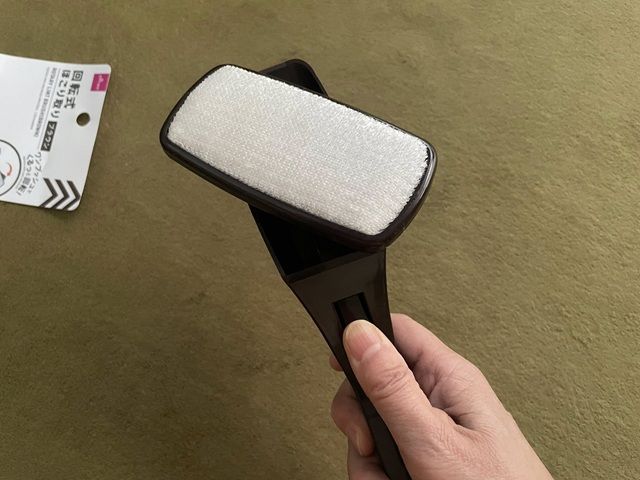 ダイソー 回転式ほこり取り 毛の向きを回転で切り替えられる
