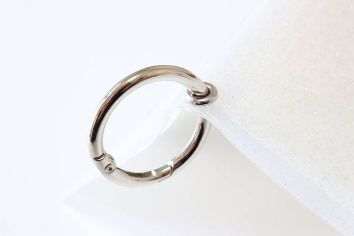 ダイソーの折財布 ラメはハトメ付き